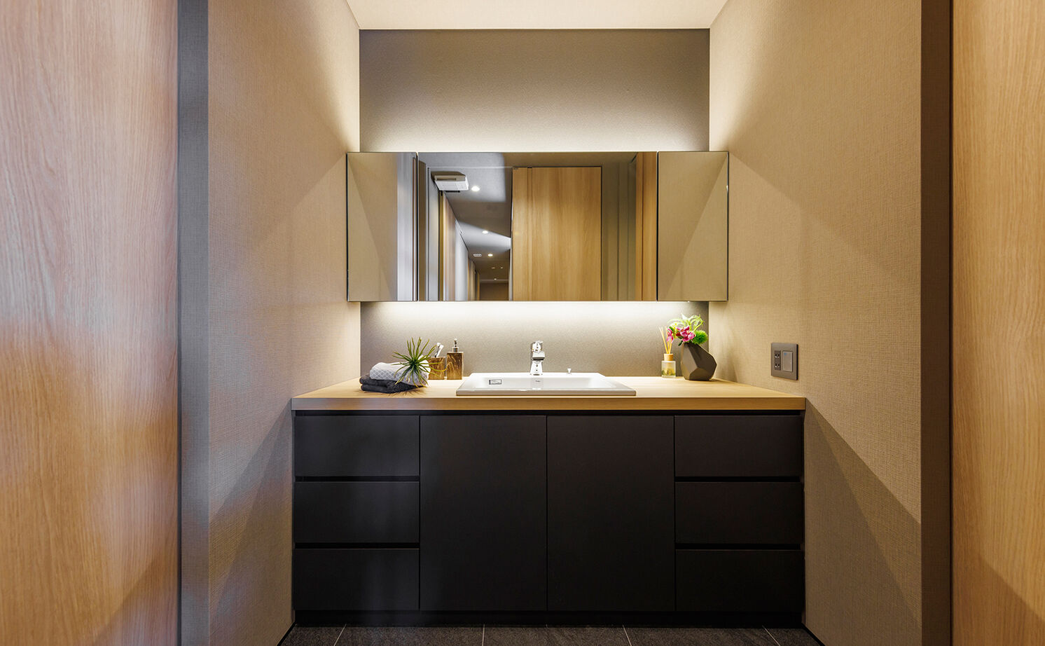 NOZOMI HOME 【岐阜市｜和モダン・大空間】ソファから見えるのは空だけ。和の風情を醸し出すヒノキの格子が印象的な家の建築実例画像13