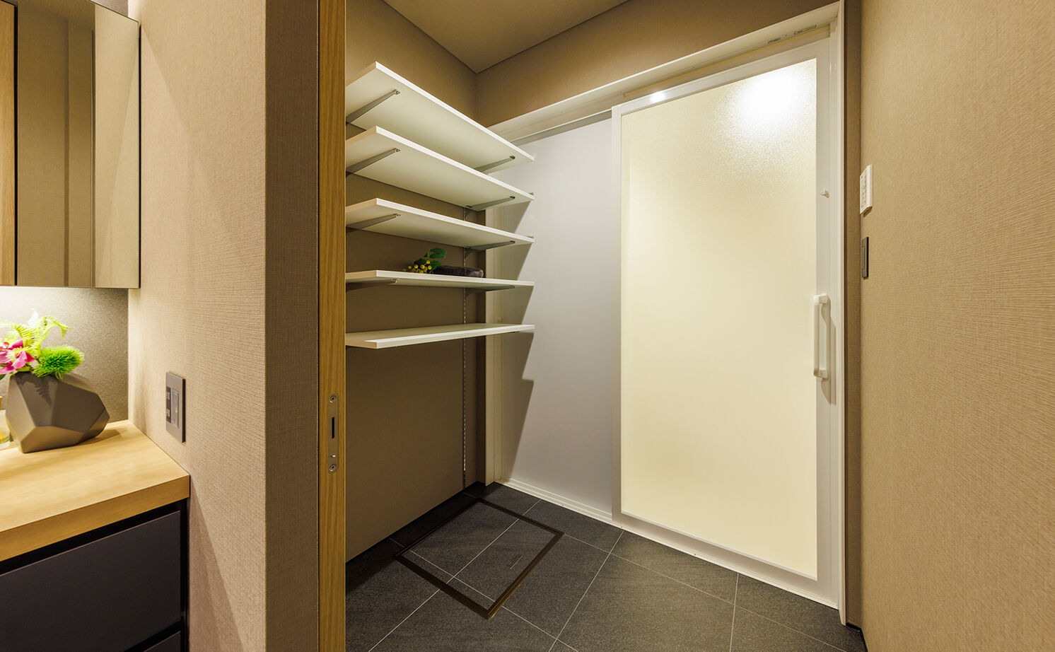 NOZOMI HOME 【岐阜市｜和モダン・大空間】ソファから見えるのは空だけ。和の風情を醸し出すヒノキの格子が印象的な家の建築実例画像14