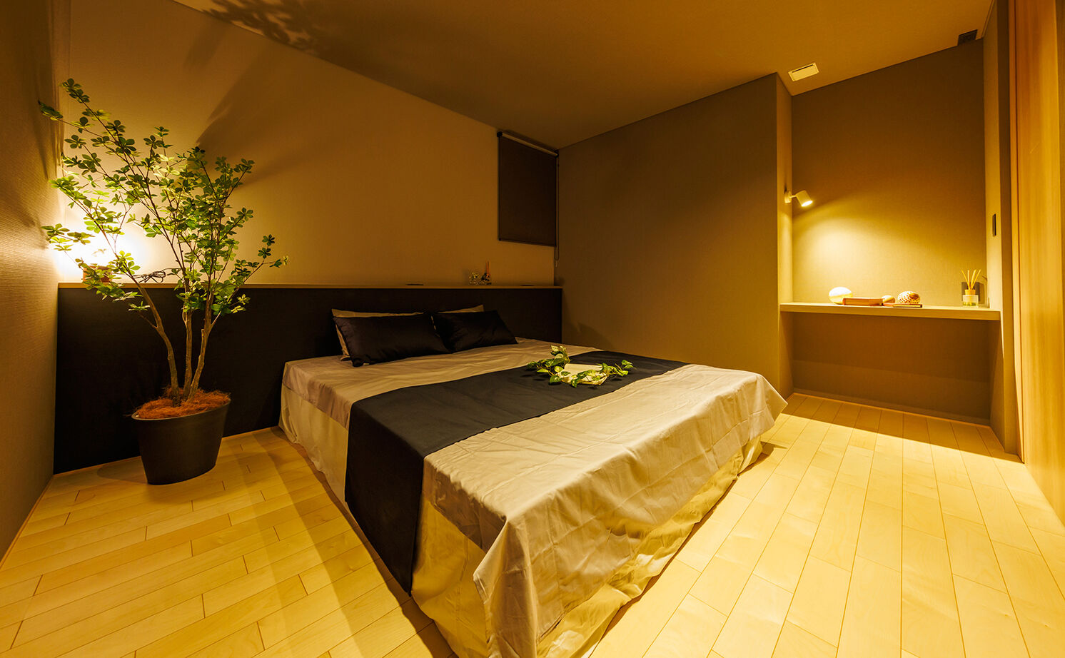 NOZOMI HOME 【岐阜市｜和モダン・大空間】ソファから見えるのは空だけ。和の風情を醸し出すヒノキの格子が印象的な家の建築実例画像15