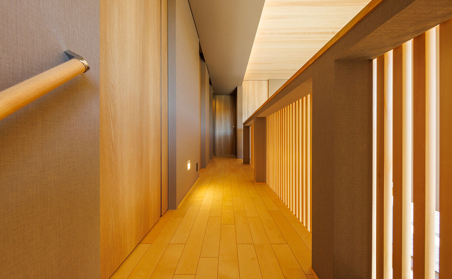 NOZOMI HOME 【岐阜市｜和モダン・大空間】ソファから見えるのは空だけ。和の風情を醸し出すヒノキの格子が印象的な家の建築実例画像16