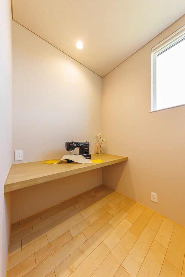 NOZOMI HOME 【岐阜市｜和モダン・大空間】ソファから見えるのは空だけ。和の風情を醸し出すヒノキの格子が印象的な家の建築実例画像18