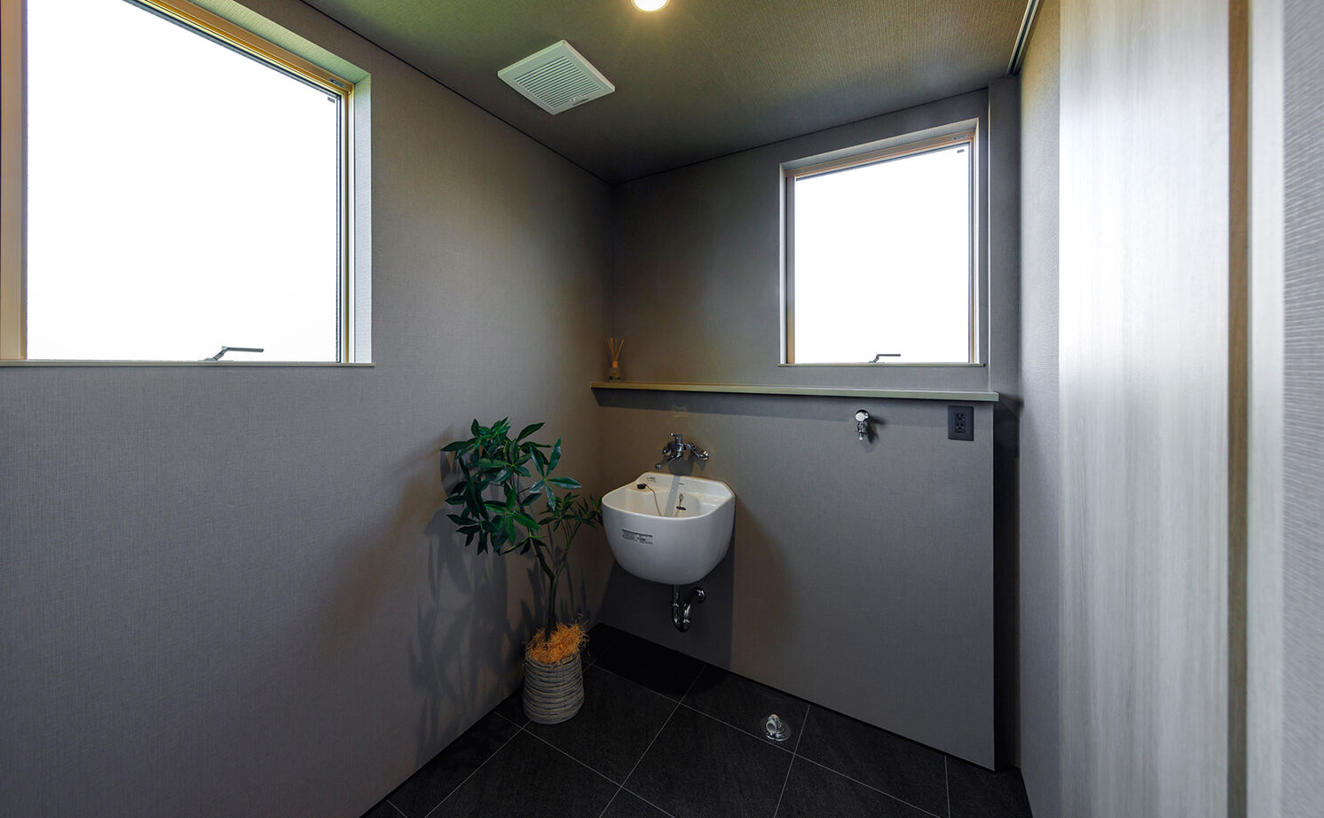 NOZOMI HOME 【岐阜市｜和モダン・大空間】ソファから見えるのは空だけ。和の風情を醸し出すヒノキの格子が印象的な家の建築実例画像19