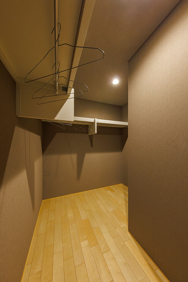 NOZOMI HOME 【岐阜市｜和モダン・大空間】ソファから見えるのは空だけ。和の風情を醸し出すヒノキの格子が印象的な家の建築実例画像20