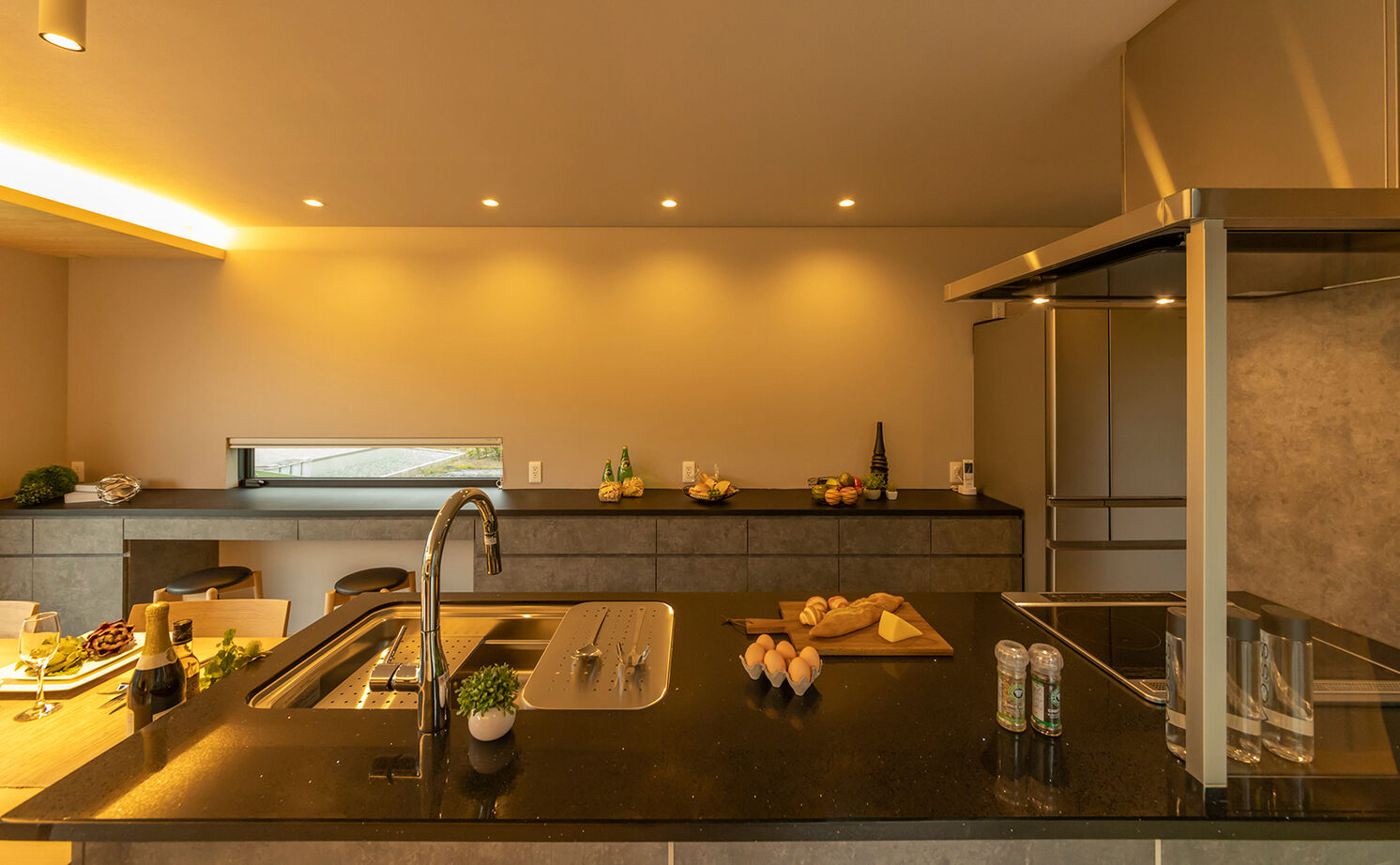 NOZOMI HOME 【高山市｜平屋×スキップフロア｜間取り有】ポイントはテラスの位置。縦長の敷地を活かしたモダンな平屋の建築実例画像4