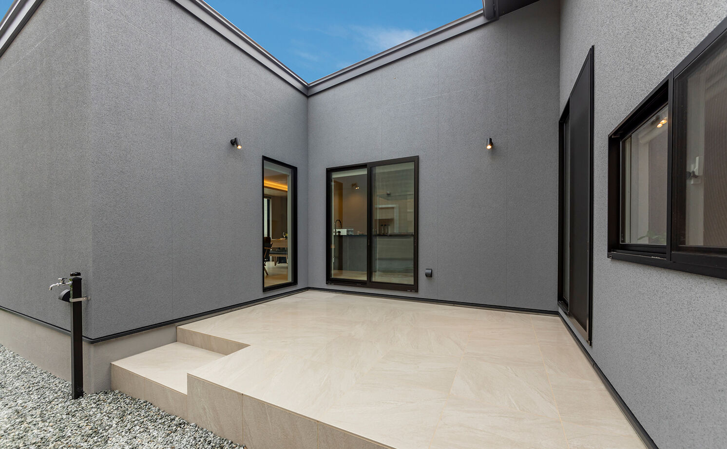 NOZOMI HOME 【高山市｜平屋×スキップフロア｜間取り有】ポイントはテラスの位置。縦長の敷地を活かしたモダンな平屋の建築実例画像9