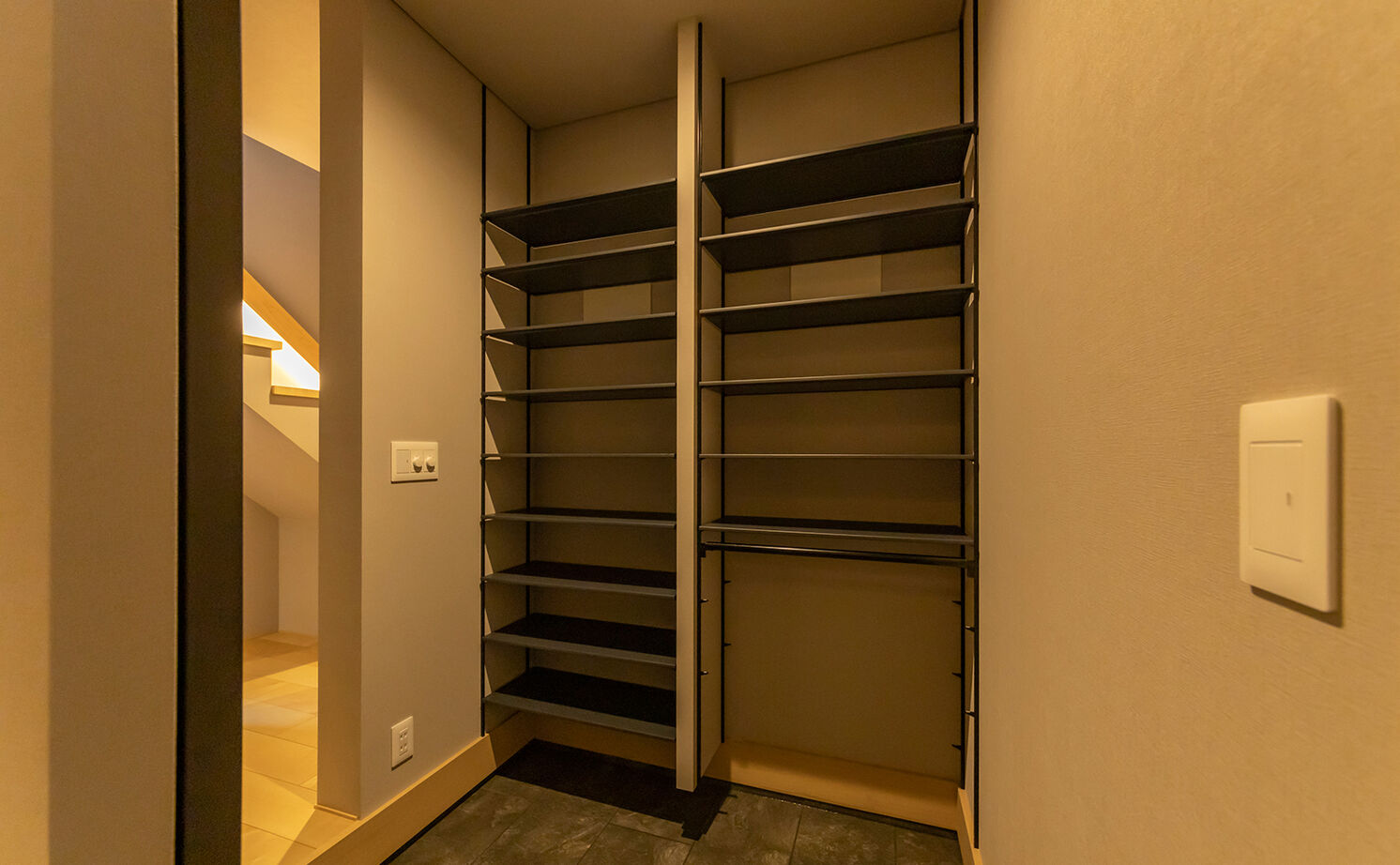 NOZOMI HOME 【高山市｜平屋×スキップフロア｜間取り有】ポイントはテラスの位置。縦長の敷地を活かしたモダンな平屋の建築実例画像12