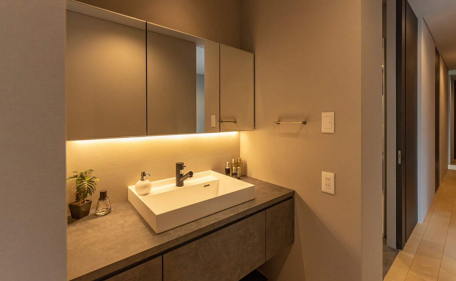 NOZOMI HOME 【高山市｜平屋×スキップフロア｜間取り有】ポイントはテラスの位置。縦長の敷地を活かしたモダンな平屋の建築実例画像13