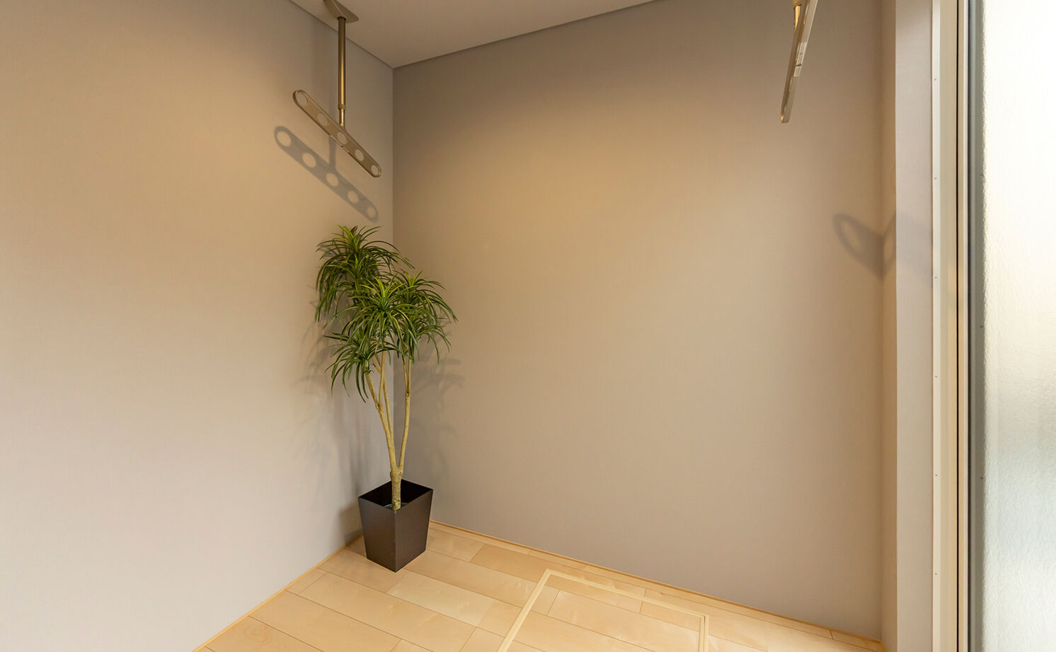 NOZOMI HOME 【高山市｜平屋×スキップフロア｜間取り有】ポイントはテラスの位置。縦長の敷地を活かしたモダンな平屋の建築実例画像14