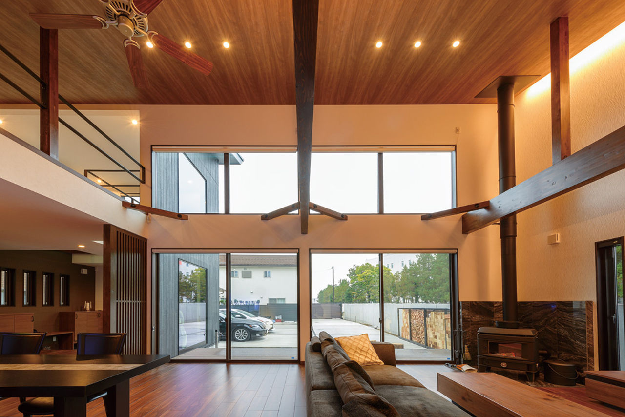 東邦建工 長野市・吹き抜け・薪ストーブ｜ひとつながりの大空間が開放的な別荘のような家の建築実例画像1