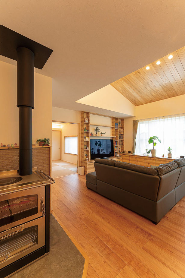 東邦建工 長野市・屋外テラス・薪ストーブ｜内も外も一体で愉しむ、家族が集う憩いの家の建築実例画像4