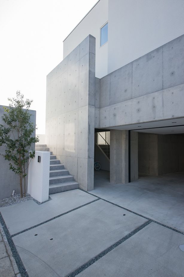 東宝ホーム 敷地の高低差を活かしたガレージがある真白な家の建築実例画像2