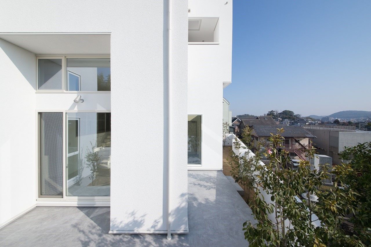 東宝ホーム 敷地の高低差を活かしたガレージがある真白な家の建築実例画像3