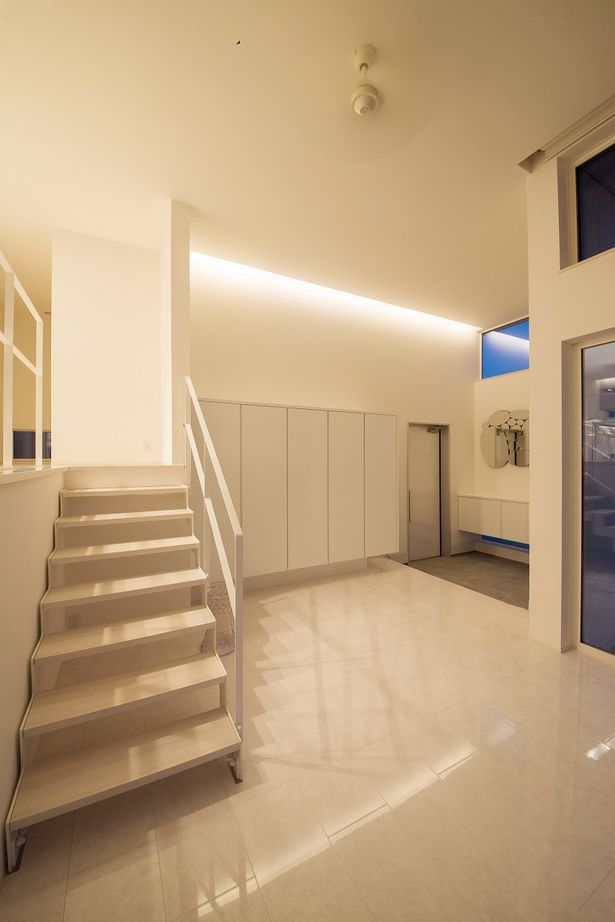 東宝ホーム 敷地の高低差を活かしたガレージがある真白な家の建築実例画像4