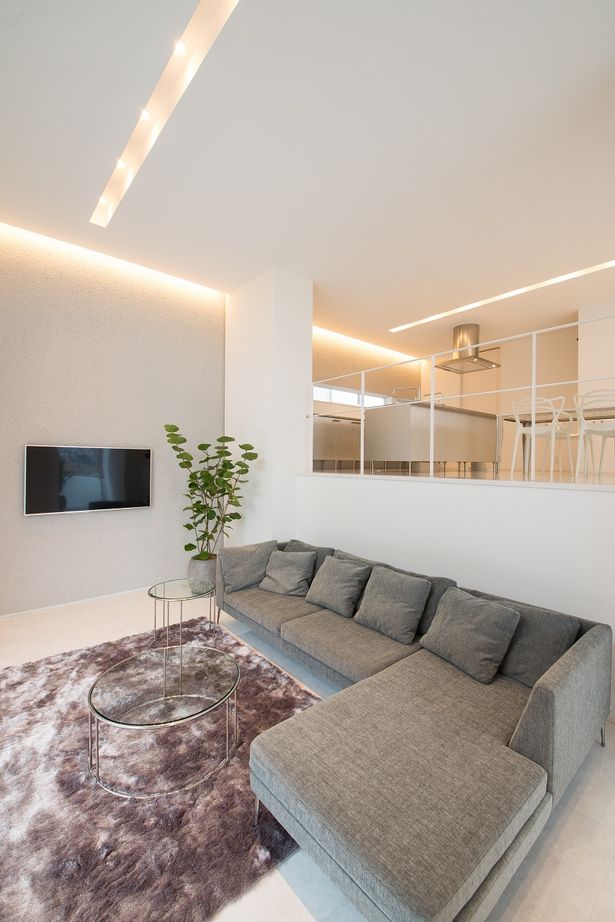 東宝ホーム 敷地の高低差を活かしたガレージがある真白な家の建築実例画像5