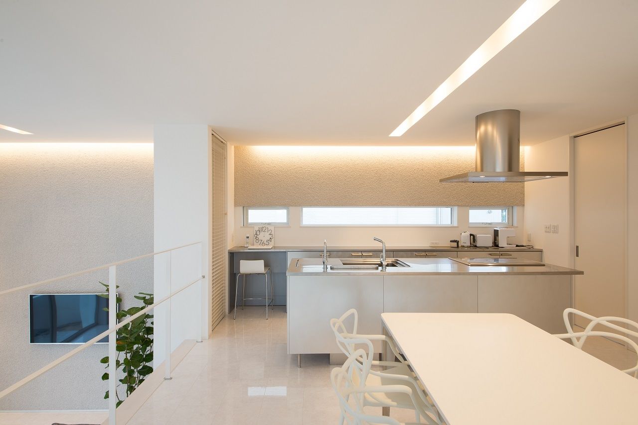 東宝ホーム 敷地の高低差を活かしたガレージがある真白な家の建築実例画像6