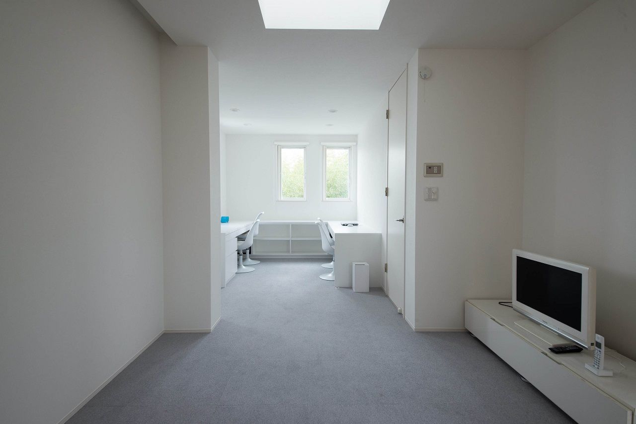 東宝ホーム 敷地の高低差を活かしたガレージがある真白な家の建築実例画像7