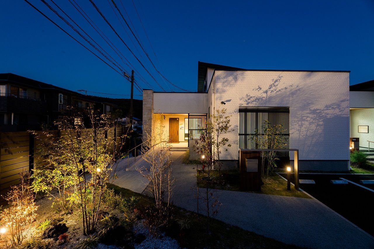 東宝ホーム スタイリッシュな店舗併用住宅の建築実例画像1