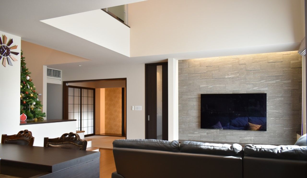 東宝ホーム 家族のつながりを感じる吹抜け空間のある邸宅の建築実例画像4