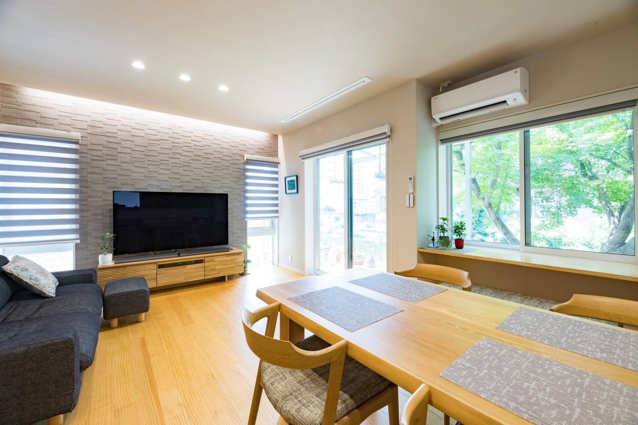 東宝ホーム 街中でありながら川のせせらぎや庭の木々に四季の移ろいを楽しみ暮らす住まいの建築実例画像3