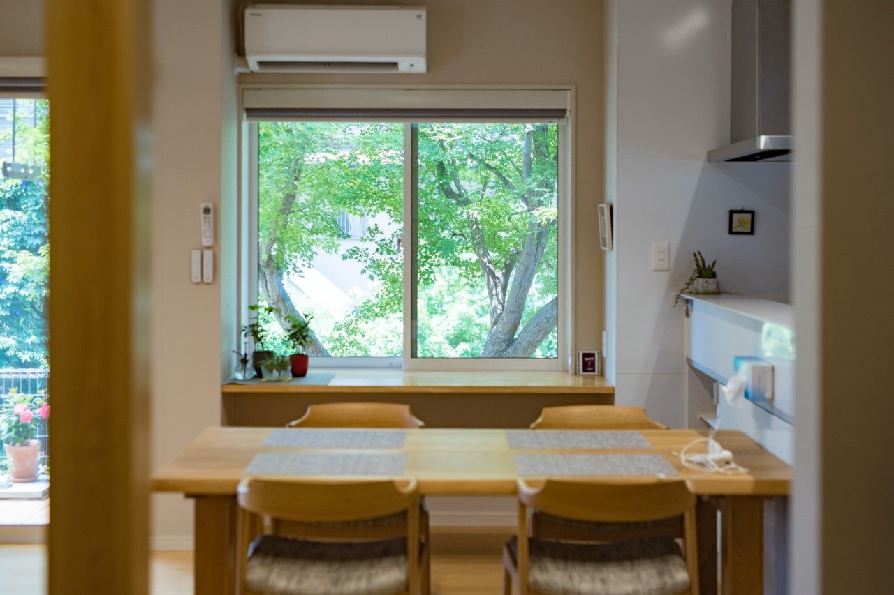 東宝ホーム 街中でありながら川のせせらぎや庭の木々に四季の移ろいを楽しみ暮らす住まいの建築実例画像4