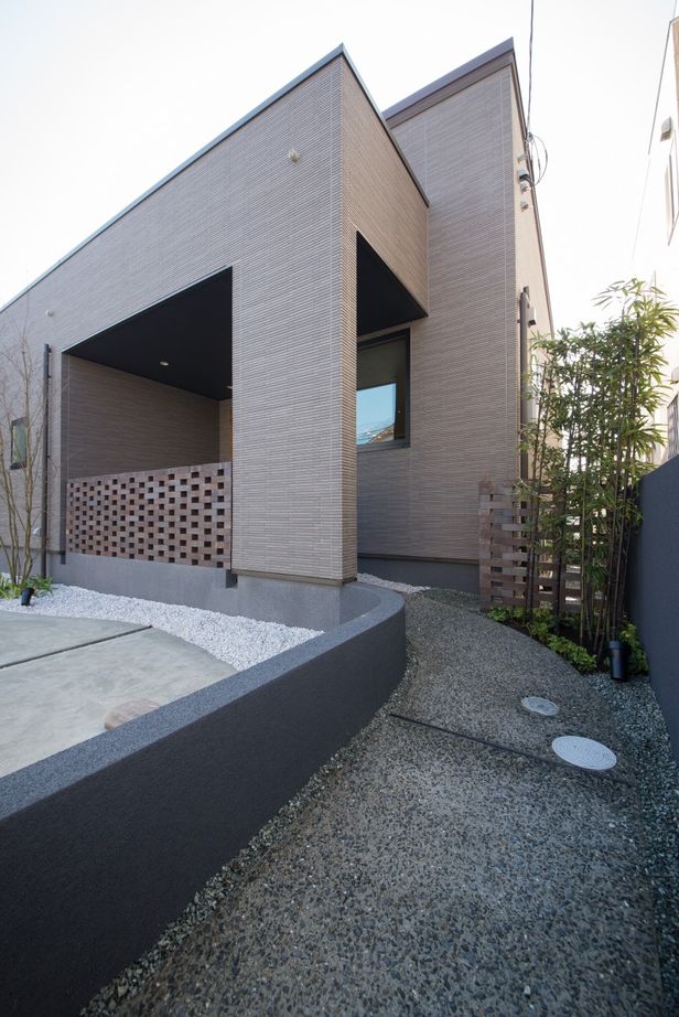 東宝ホーム モダンな外観のミニカーショップを兼ねたカフェ併用の住まいの建築実例画像2