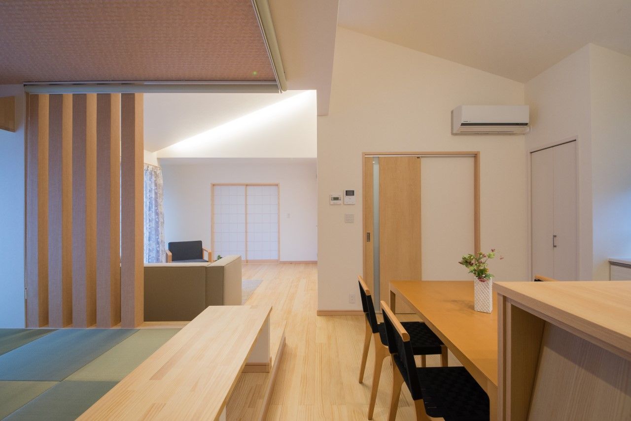 東宝ホーム V2Hを備えた斜め天井の吹抜けのある平屋の建築実例画像4