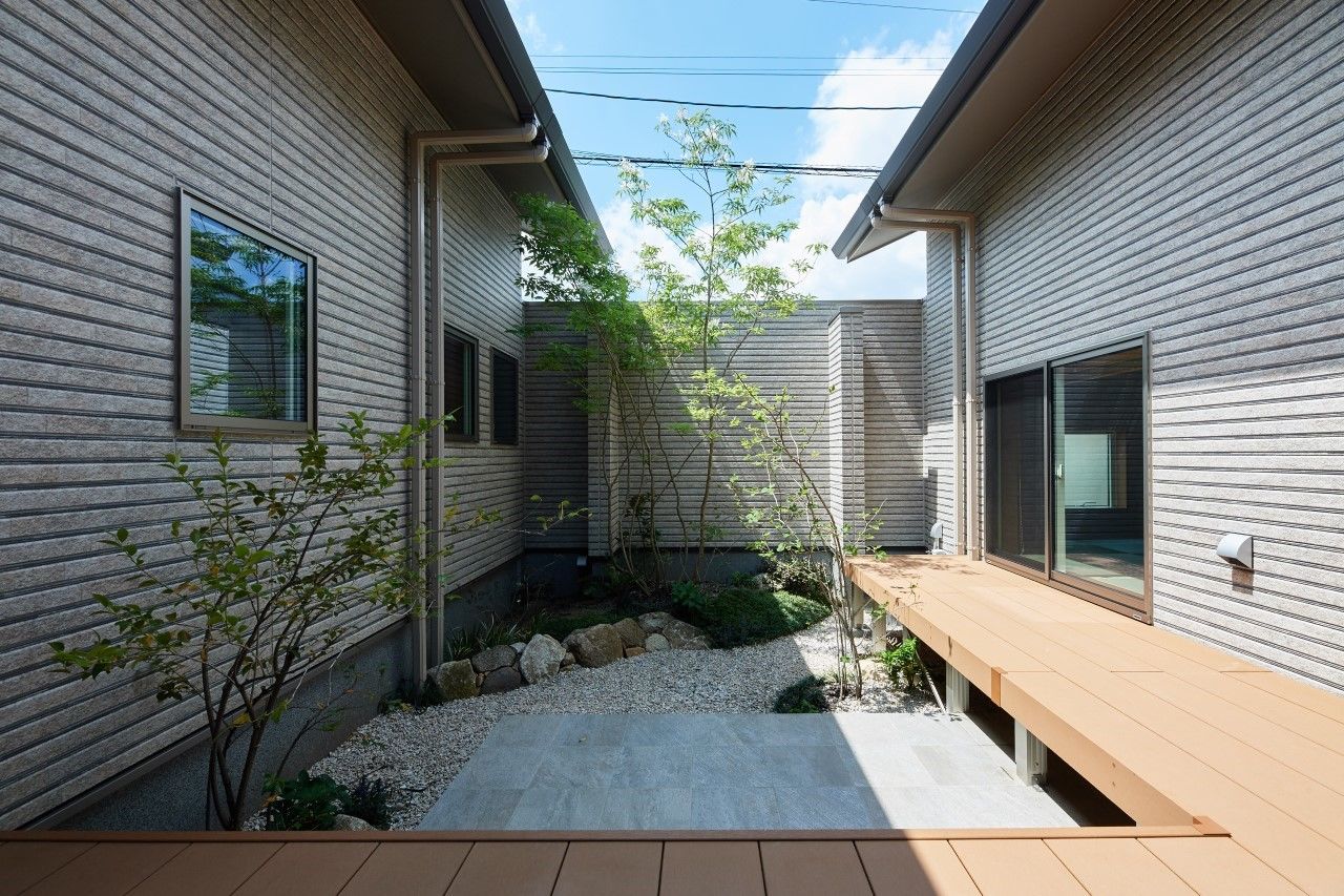 東宝ホーム 中庭のあるビルトインガレージの平屋の家の建築実例画像5