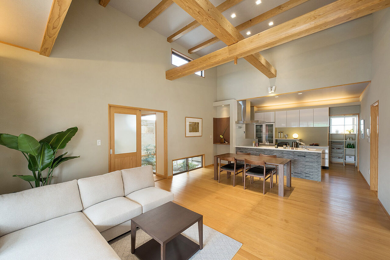 みぞえ住宅 【平屋／中庭／吹抜けのあるLDK】木の香りに取り囲まれて、スクスク育つ子どもたちの建築実例画像2