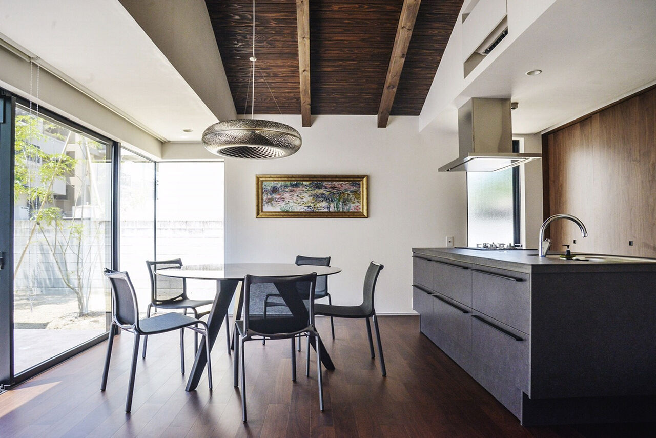 みぞえ住宅 【平屋／中庭／ビルトインガレージ／和モダン】道行く人がふり返る、住宅街の中の異空間の建築実例画像2