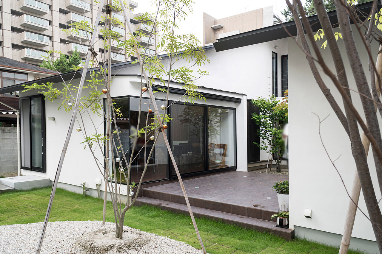 みぞえ住宅 【平屋／中庭／ビルトインガレージ／和モダン】道行く人がふり返る、住宅街の中の異空間の建築実例画像4