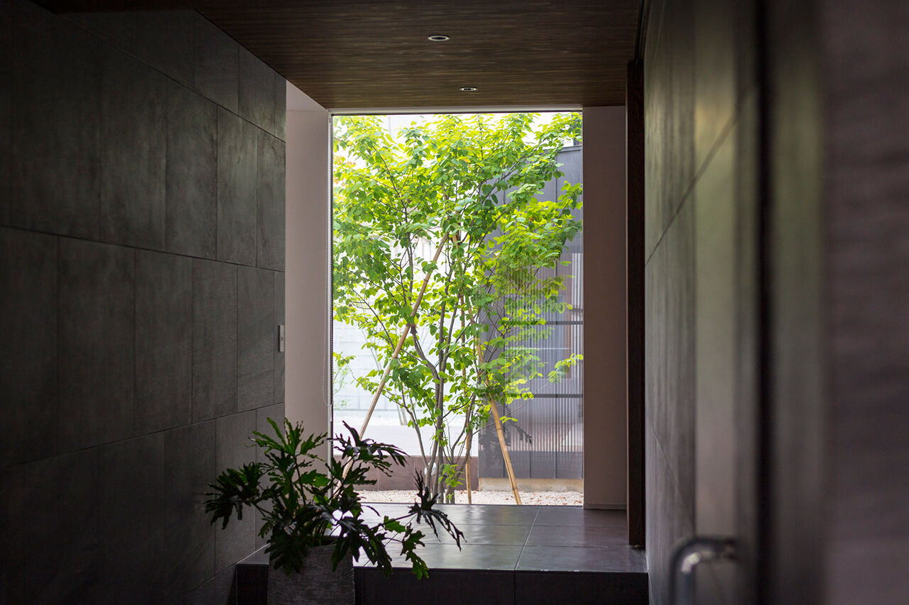 みぞえ住宅 【平屋／中庭／ビルトインガレージ／和モダン】道行く人がふり返る、住宅街の中の異空間の建築実例画像5