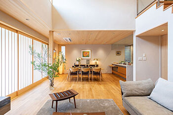 みぞえ住宅 【和モダン／吹抜け／ビルトインガレージ】家の中で、毎日が森林浴…のお２人の建築実例画像3