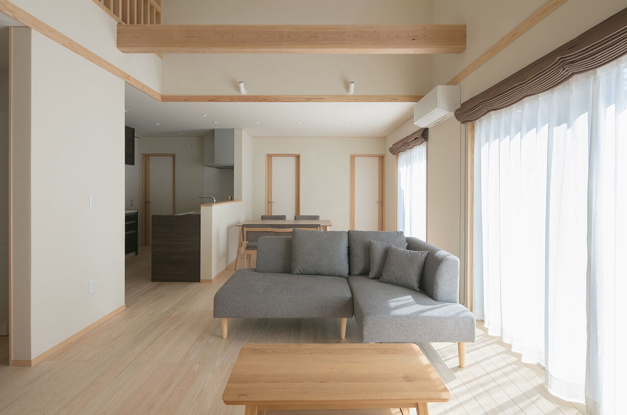 La prochaine HOME（ラ・プロシエンホーム）by新和建設 【岐阜県/2000万円台/自然素材/平屋】ロフトのある勾配天井のリビング。5人家族がゆったり暮らす4LDKの建築実例画像2