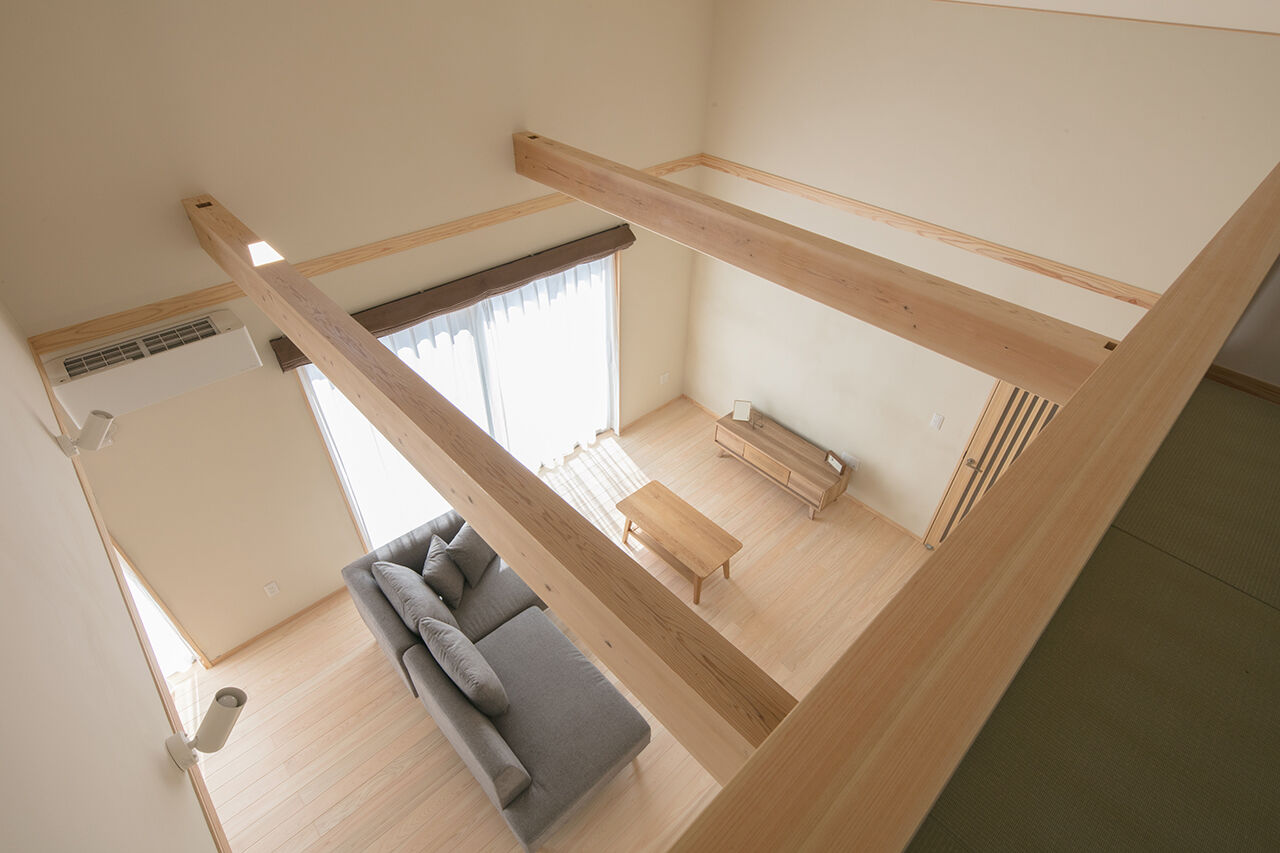La prochaine HOME（ラ・プロシエンホーム）by新和建設 【岐阜県/2000万円台/自然素材/平屋】ロフトのある勾配天井のリビング。5人家族がゆったり暮らす4LDKの建築実例画像3