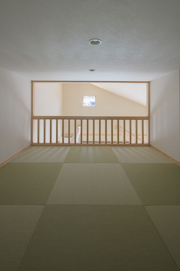 La prochaine HOME（ラ・プロシエンホーム）by新和建設 【岐阜県/2000万円台/自然素材/平屋】ロフトのある勾配天井のリビング。5人家族がゆったり暮らす4LDKの建築実例画像4