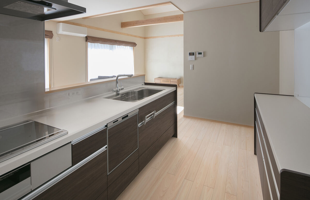 La prochaine HOME（ラ・プロシエンホーム）by新和建設 【岐阜県/2000万円台/自然素材/平屋】ロフトのある勾配天井のリビング。5人家族がゆったり暮らす4LDKの建築実例画像5