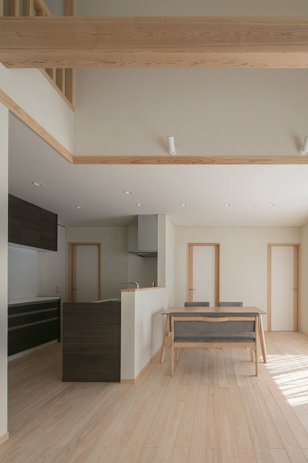 La prochaine HOME（ラ・プロシエンホーム）by新和建設 【岐阜県/2000万円台/自然素材/平屋】ロフトのある勾配天井のリビング。5人家族がゆったり暮らす4LDKの建築実例画像6