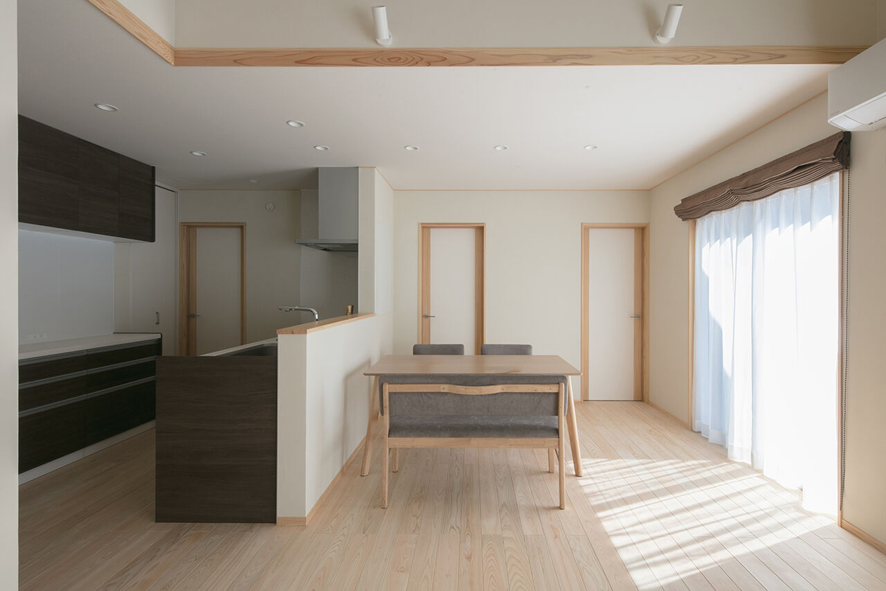 La prochaine HOME（ラ・プロシエンホーム）by新和建設 【岐阜県/2000万円台/自然素材/平屋】ロフトのある勾配天井のリビング。5人家族がゆったり暮らす4LDKの建築実例画像8