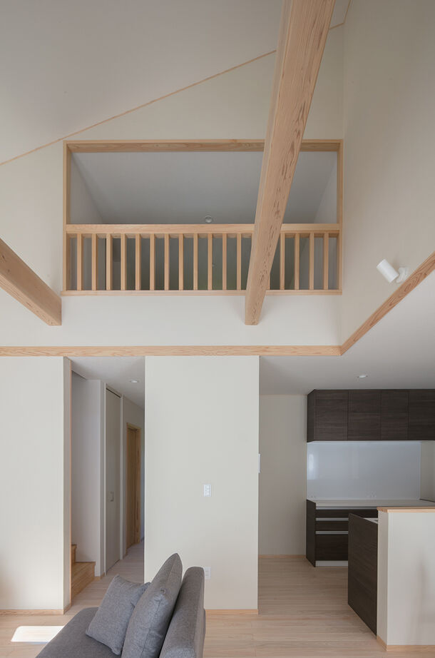 La prochaine HOME（ラ・プロシエンホーム）by新和建設 【岐阜県/2000万円台/自然素材/平屋】ロフトのある勾配天井のリビング。5人家族がゆったり暮らす4LDKの建築実例画像9