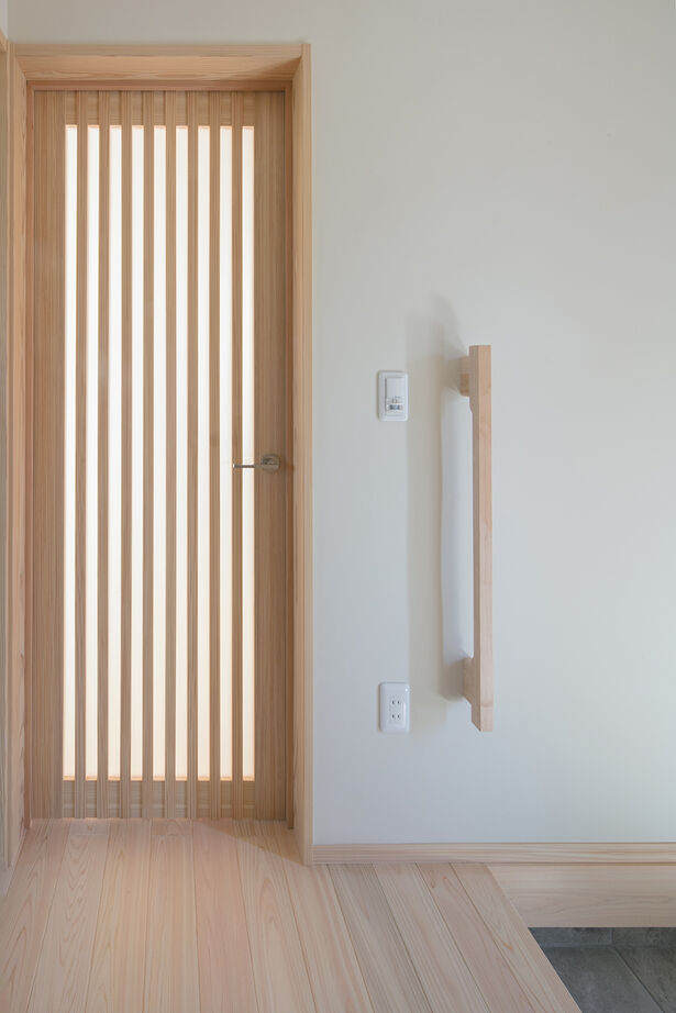 La prochaine HOME（ラ・プロシエンホーム）by新和建設 【岐阜県/2000万円台/自然素材/平屋】ロフトのある勾配天井のリビング。5人家族がゆったり暮らす4LDKの建築実例画像10