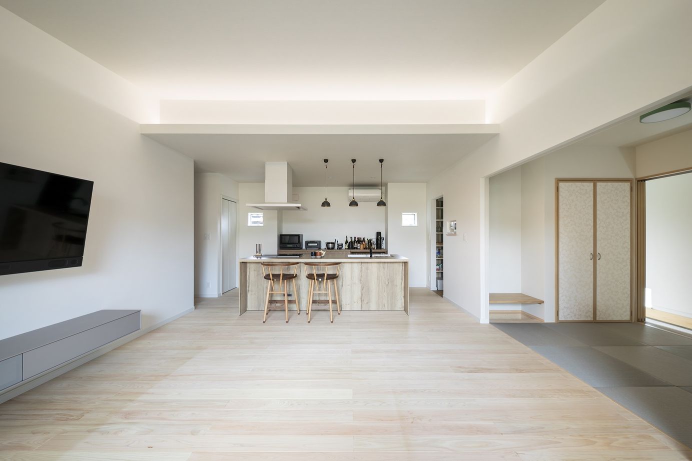 ヤマミズホーム 無垢床、薪ストーブ、本棚、中庭。家族の「好き」を全部叶えた家の建築実例画像2