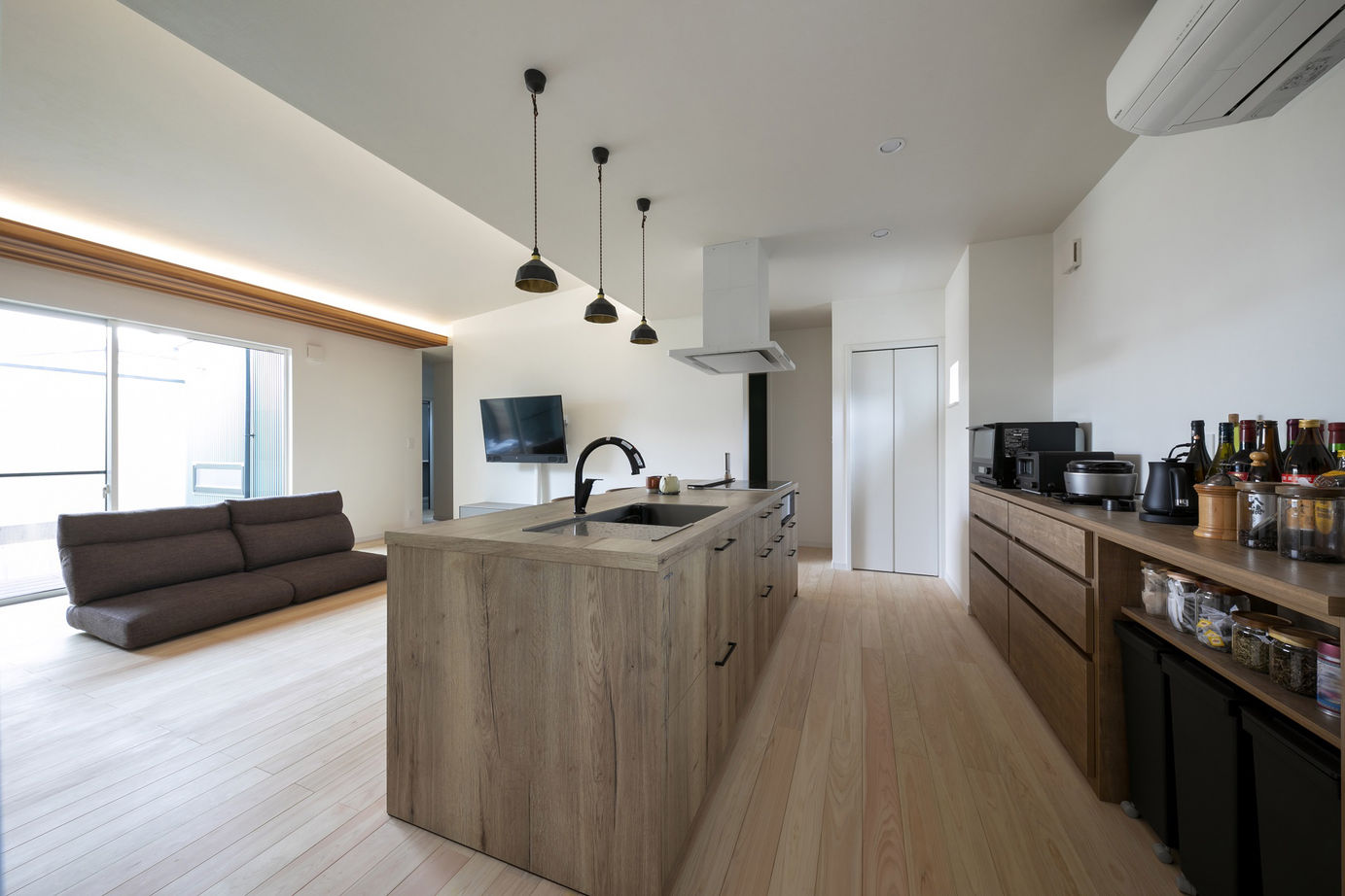 ヤマミズホーム 無垢床、薪ストーブ、本棚、中庭。家族の「好き」を全部叶えた家の建築実例画像3