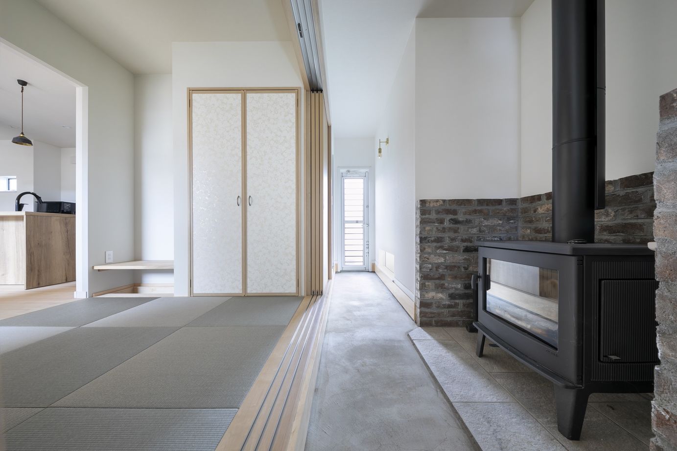 ヤマミズホーム 無垢床、薪ストーブ、本棚、中庭。家族の「好き」を全部叶えた家の建築実例画像4