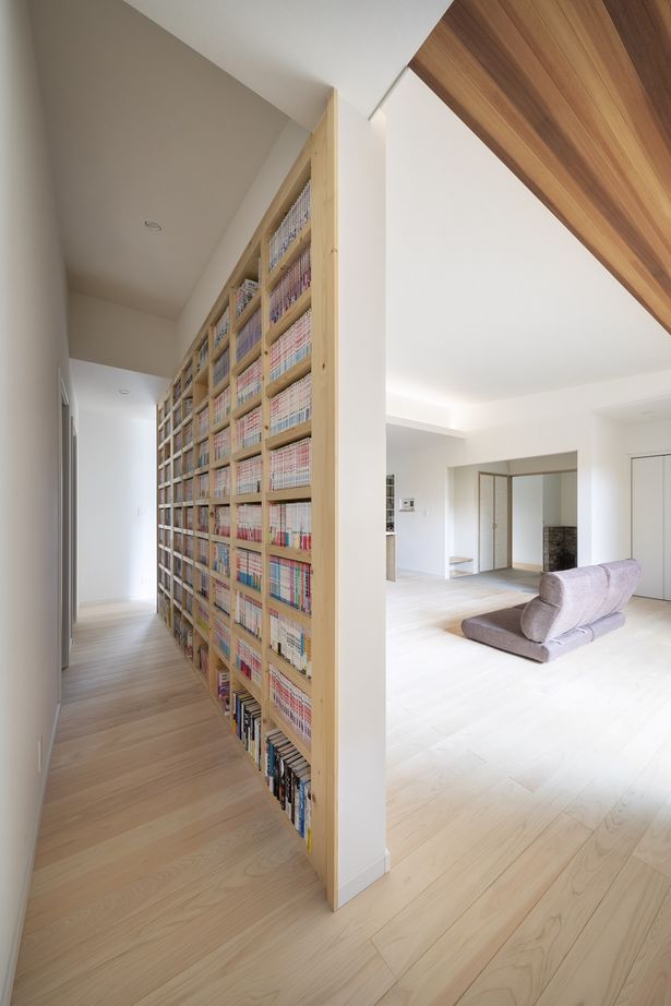 ヤマミズホーム 無垢床、薪ストーブ、本棚、中庭。家族の「好き」を全部叶えた家の建築実例画像5