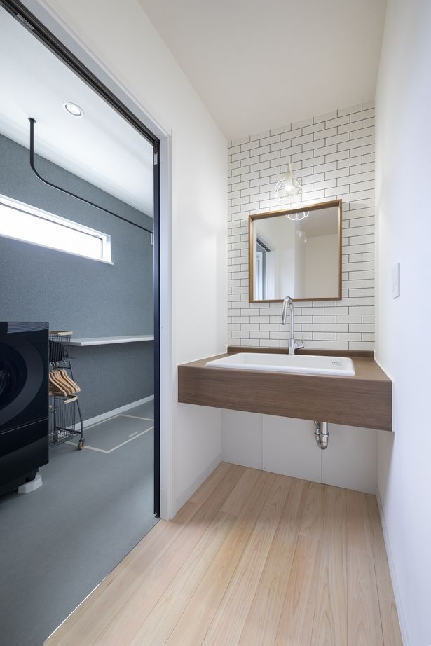 ヤマミズホーム 無垢床、薪ストーブ、本棚、中庭。家族の「好き」を全部叶えた家の建築実例画像7