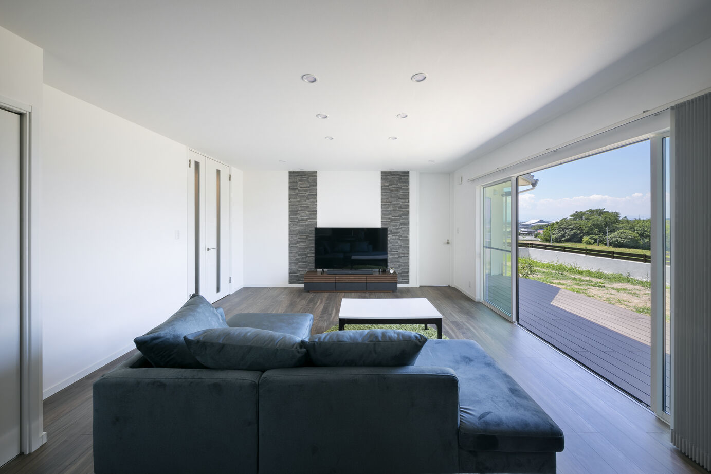 ヤマミズホーム 壮大な景観にに癒されて。ホテルライクな洗練された平屋の建築実例画像2