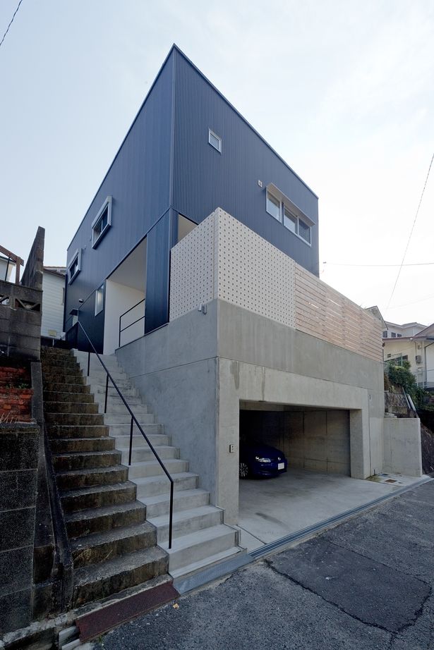 アトラクト設計工務（ATTRACT） 【大阪府/吹き抜け断熱/ガルバリウム鋼板】暮らしやすさを大切にした細部の意匠にこだわった無垢の住まいの建築実例画像1