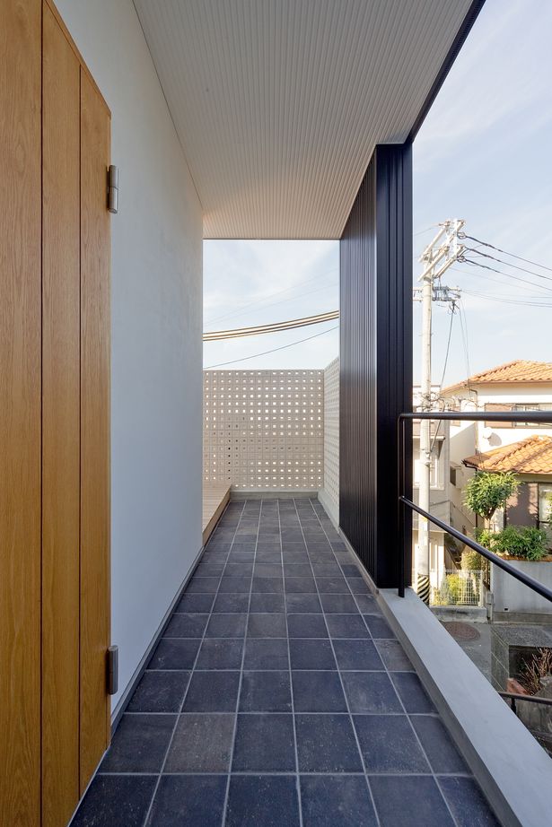 アトラクト設計工務（ATTRACT） 【大阪府/吹き抜け断熱/ガルバリウム鋼板】暮らしやすさを大切にした細部の意匠にこだわった無垢の住まいの建築実例画像2