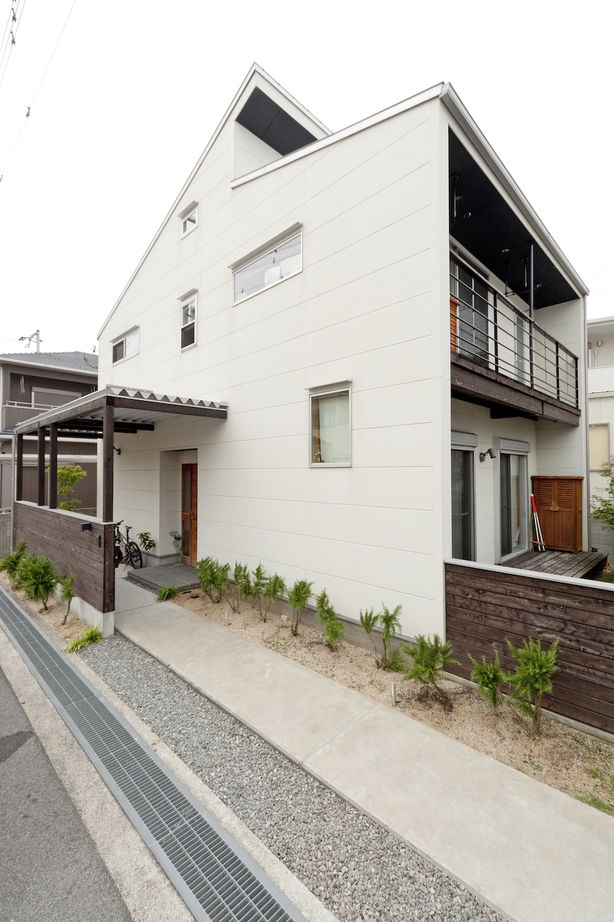 アトラクト設計工務（ATTRACT） 【大阪府】窓の配置や屋根の形状の工夫で部屋の奥までしっかり採光。素材を活かした造作が秀逸な明るい家の建築実例画像