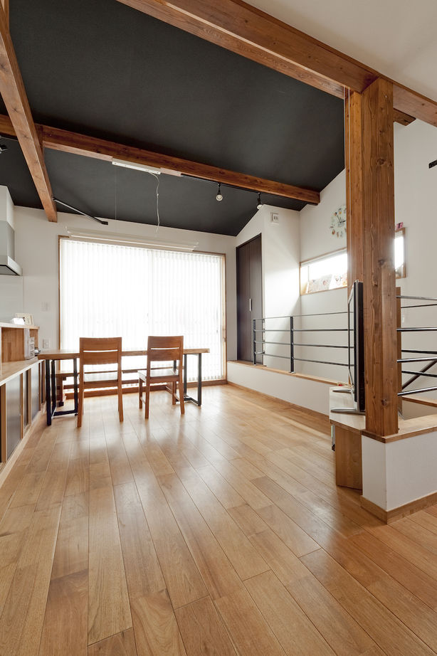 アトラクト設計工務（ATTRACT） 【大阪府】窓の配置や屋根の形状の工夫で部屋の奥までしっかり採光。素材を活かした造作が秀逸な明るい家の建築実例画像2